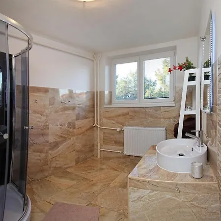 Laura Lipótszentmiklós